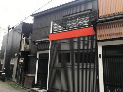京阪中書島駅から徒歩3分！
簡易宿所居ぬきの為、民泊設備が揃っています♪
民泊、シェアハウスに最適！家具備品の継承も相談可！