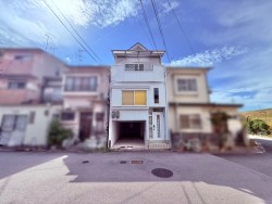 伏見区の不動産の事ならライフワンにお任せください 2022年3月改装歴有の美宅！室内丁寧に使用されています♪
太陽光パネル設置済み♪売電収入有り！利便性良好な立地です♪