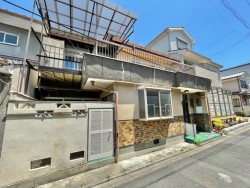 南向き、たっぷりの日差しで明るい住まい♪
毎日の買い物に便利なライフ伏見深草店は徒歩5分の身近さ！
砂川小学校は徒歩8分！子育て世代の方も安心です♪