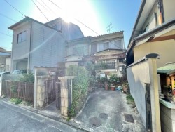 伏見区の不動産の事ならライフワンにお任せください 【建築条件無】お好きなハウスメーカーさんで建築できます♪
徒歩5分圏内にスーパーや教育施設、公共機関が充実！
子育てしやすい住環境でご家族の理想を形にしませんか♪