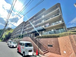 2026年2月リフォーム完成!ペットと共に新生活をスタート♪
南向きバルコニーにつき陽当たり良好♪
小学校までは徒歩8分!子育て世帯にも安心の住環境♪