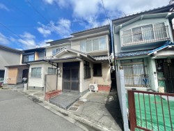 伏見区の不動産の事ならライフワンにお任せください 【建築条件無・更地渡し】お好きなハウスメーカーさんで建築できます！
世界文化遺産「下鴨神社」近接、閑静な住宅地で新生活をスタート！
近くに小学校もあり、お子様に嬉しい好立地です！