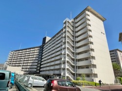 伏見区の不動産の事ならライフワンにお任せください 令和6年4月リノベーション済！
最上階南向きにつき、たっぷりの陽射しで明るい住まい！
マンション敷地内には広場や砂場もあり、子育て世代にもおすすめです♪