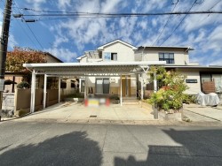 伏見区の不動産の事ならライフワンにお任せください 2014年5月建築！2024年一部改装履歴有りの美宅！
太陽光とエネファームのW発電で光熱費をお得に！充実の設備で住まい快適！
毎日の買い物に便利なフレンドマート御蔵山店は徒歩5分