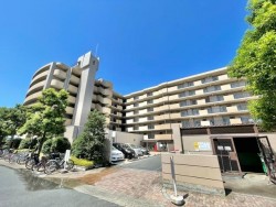2025年8月リフォーム完成予定！充実の周辺環境♪
1階につき専用テラス・専用庭付き！
家族との会話も弾むカウンターキッチン♪