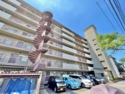 令和7年4月リノベーション済！充実の設備♪
毎日のお買い物に便利なイオン伏見プラザ店までは徒歩5分♪
通風・眺望良好！たっぷりの日差しで明るい住まい♪