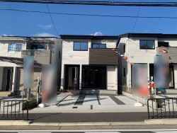 南向き！閑静な住宅地に佇む新築戸建！
3駅利用可で通勤通学に便利♪
料理をしながら家族との会話を楽しめるカウンターキッチン！