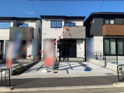 南向き！閑静な住宅地に佇む新築戸建！
3駅利用可で通勤通学に便利♪
2階部分全居室2面採光で明るい住まい♪