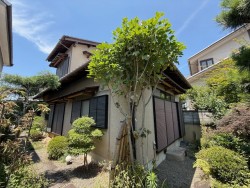 伏見区の不動産の事ならライフワンにお任せください 敷地面積110坪超！全居室6帖以上！駐車2台可！
敷地南西側には広いお庭がありご家族の時間を充実させます♪
買物施設や小学校も近く安心の住環境が魅力です♪