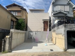 閑静な住宅地に佇むデザイナーズ住宅！
前道広々6mで駐車も楽々！駐車2台可♪
トイレが2ヶ所あるのも嬉しいポイントです！