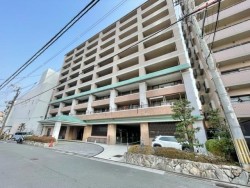 伏見区の不動産の事ならライフワンにお任せください 2025年4月リフォーム済！ペット共に新生活をスタート♪
3沿線利用可で通勤通学に便利！
毎日の買い物に便利な大手筋商店街は徒歩2分の身近さ♪