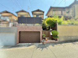 伏見区の不動産の事ならライフワンにお任せください 閑静な住宅地で新生活をスタート！掘りごたつのある住まい！
居室が多く、ライフスタイルの変化にも柔軟に対応可能♪
シャッター付き堀込ガレージは防犯性が高く安心です♪