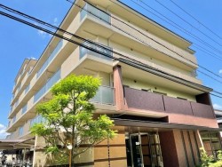 閑静な住宅地♪ペット共に新生活をスタート！
忙しい朝に嬉しい京阪『中書島』駅徒歩9分♪
料理をしながら家族との会話を楽しめるカウンターキッチン！