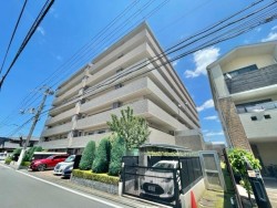 南東角住戸♪令和7年12月リフォーム済！
ペットと共に新生活をスタート！ガーデニングやお子様の遊び場にもお使いいただける専用庭あり♪