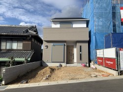 閑静な住宅地♪『JR藤森』駅徒歩8分♪
家族との会話も弾むカウンターキッチン！
床暖房つきのリビングで寒い冬でも暖かい空間♪