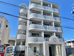 伏見区の不動産の事ならライフワンにお任せください 南西角部屋につき陽当り良好♪
3沿線利用可で通勤通学に便利！
デイリーカナートイズミヤ伏見店までは徒歩6分の距離♪