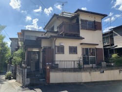 伏見区の不動産の事ならライフワンにお任せください 南東角地につき陽当り良好♪
2025年2月リフォーム済！民泊運営中！
駐車場あり♪トイレが2ヶ所あるのも嬉しいポイント！