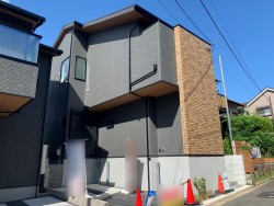 伏見区の不動産の事ならライフワンにお任せください 各居室収納、ウォークインクローゼット付きですっきり♪
奈良線『JR藤森』駅までは徒歩5分の近さ！
室内充実の設備！快適な空間で新生活をスタート♪