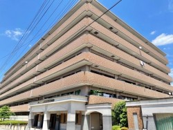 伏見区の不動産の事ならライフワンにお任せください 令和7年6月リフォーム済！2沿線利用可で通勤通学に便利♪
全居室6帖以上♪ゆったりお過ごしいただけます！
伏見板橋小学校までは徒歩3分で子育て世帯にも安心♪