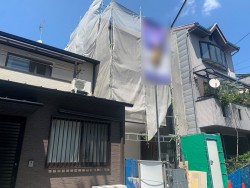 伏見区の不動産の事ならライフワンにお任せください 南向きにつき陽当り良好♪トイレ2ヶ所あり◎
3沿線2駅利用可で通勤通学に便利♪
スーパーなどの利便施設が徒歩圏内に充実！