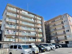 伏見区の不動産の事ならライフワンにお任せください 北西角部屋につき通風良好♪フレスコ竹田店は徒歩1分！
地下鉄/近鉄『竹田』駅までは徒歩7分の距離！
リフォーム・リノベーションも弊社にお任せ♪