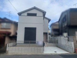 藤城小学校区の新築戸建!奈良線『JR藤森』駅徒歩4分!
家族との会話も弾むカウンターキッチン♪
全居室収納あり!すっきりとした空間で新生活をスタート♪