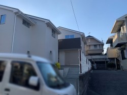 伏見区の不動産の事ならライフワンにお任せください 2025年12月完成予定！『JR藤森』駅徒歩10分♪
各居室収納有り♪リビングはゆったり約18帖！
藤城小学校までは徒歩9分で子育て世帯にも安心！