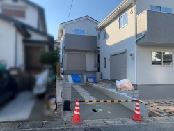 伏見区の不動産の事ならライフワンにお任せください 2025年12月完成予定！『JR藤森』駅徒歩10分♪
3面採光につき開放感のあるリビング♪
藤城小学校までは徒歩9分で子育て世帯にも安心！