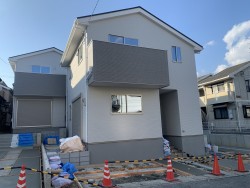 伏見区の不動産の事ならライフワンにお任せください 2025年12月完成予定！『JR藤森』駅徒歩10分♪
駐車2台可能！収納スペースが豊富ですっきりとした室内♪
藤城小学校までは徒歩9分で子育て世帯にも安心！