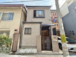 伏見区の不動産の事ならライフワンにお任せください 2沿線4駅利用可で通勤通学に便利!
伏見板橋小学校までは徒歩2分の距離で子育て世帯にも安心!
生活利便施設が充実の立地が魅力♪
