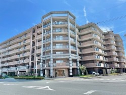 伏見区の不動産の事ならライフワンにお任せください 3沿線4駅利用可能で通勤通学に便利な立地！
フレスコ竹田店までは徒歩7分の距離♪
生活利便施設が充実しており快適に暮らせる住環境！