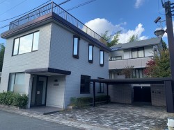 伏見区の不動産の事ならライフワンにお任せください 一部リフォーム済！事務所併設の6SLDKの大きな住宅♪
約22帖のゆったり広々としたリビング！
収納豊富ですっきりとした室内♪