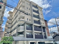 伏見区の不動産の事ならライフワンにお任せください 明るい光と心地よい風を取り込む開放感あふれるLDK♪
3沿線4駅利用可で通勤通学に便利！
周辺施設が充実しており子育て世帯にも安心の住環境♪