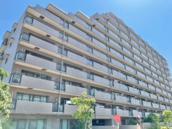 伏見区の不動産の事ならライフワンにお任せください 階下に住戸がなく小さいお子様がおられるご家庭も安心♪
3沿線4駅利用可で通勤通学に便利な立地！
毎日のお買い物に便利なカナートモール伏見までは徒歩4分♪