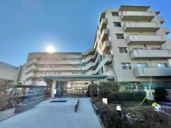 南向きにつきたっぷりの陽射しで明るい住まい！
京阪『藤森』駅徒歩5分の好立地！
毎日の買い物に便利なフレスコスマイル藤森店は徒歩2分！