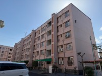 伏見区の不動産の事ならライフワンにお任せください 京阪「丹波橋」駅徒歩9分！2沿線利用可能で通勤通学に便利！
大手筋商店街は徒歩8分！商業施設や教育施設が充実した
住環境！
ベランダから京都の西山や酒蔵の風情ある景色を楽しめます♪