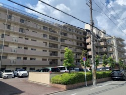 伏見区の不動産の事ならライフワンにお任せください 5階部分、南向きにつき通風・陽当り共に良好！
各居室収納付きのすっきりとしたすまい♪
3沿線4駅利用可！周辺環境も充実の立地が魅力♪