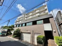 伏見区の不動産の事ならライフワンにお任せください 令和8年4月リフォーム済！角住戸につき陽当り・眺望・通風良好♪
忙しい朝に嬉しい伏見桃山駅徒歩2分！
周辺環境も充実！子育て世帯にも安心の住環境♪