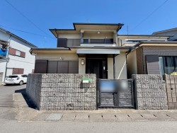 伏見区の不動産の事ならライフワンにお任せください 京阪「桃山南口」駅から徒歩8分の閑静な住宅地！
南西角地ならではの陽光あふれる住まい！
毎日のお買い物に便利なフレスコ桃山南口店は徒歩6分の身近さ！