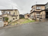 【建築条件無】お好きなハウスメーカーさん・工務店さんで建築できます!更地渡し!間口広々約7.6m!
南西向きにつき、陽当り良好のあたたかいすまい♪