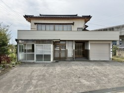 伏見区の不動産の事ならライフワンにお任せください 敷地面積576坪超！開放感あるすまい！
豊かな自然に包まれた、静かで落ち着いた住環境♪
環境にも家計にも優しい太陽光パネル搭載！