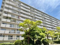 伏見区の不動産の事ならライフワンにお任せください 9階部分につき眺望良好！三面バルコニーからはたっぷりの陽射し♪
1階にスーパーがあり毎日のお買い物も楽々！
忙しい朝に嬉しい京阪『藤森』駅までは徒歩2分の距離♪
