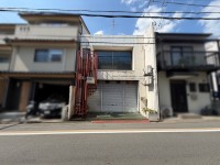 伏見区の不動産の事ならライフワンにお任せください 【建築条件無】お好きなハウスメーカさんで建築できます！
前道広々約6.3m！2沿線利用可で通勤通学に便利♪
伏見住吉小学校までは徒歩4分の距離で子育て世帯安心♪