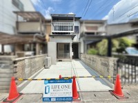 伏見区の不動産の事ならライフワンにお任せください 2026年7月リノベーション済！オール電化住宅！
3沿線利用可で通勤もお出かけも快適！
南側公園につき陽当り良好な開放的のある住環境♪