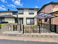 伏見区の不動産の事ならライフワンにお任せください 【定期借地権】大手ハウスメーカー施工！
室内丁寧にお使いです♪駐車2台可能！
小中学校も徒歩圏内で子育て世帯にも安心の住環境♪