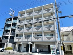 現況家賃43,500円で賃貸中♪現況表面利回り約10.87%!
忙しい朝でも嬉しい駅歩3分!
毎日の買い物に便利なカナートモール伏見は徒歩7分!