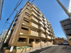 オーナーチェンジ物件！現況表面利回り約10.24%で賃貸中！
京阪『藤森』駅徒歩2分！
周辺はスーパー等生活利便施設が点在し充実の住環境！