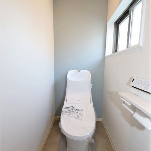トイレにも窓を設置 アクセントクロスでワンポイント