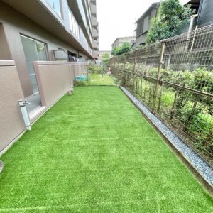 お庭 防草シートの上に人工芝を設置