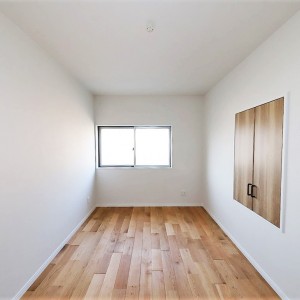 2階洋室 2階の床は全て杉の無垢材です